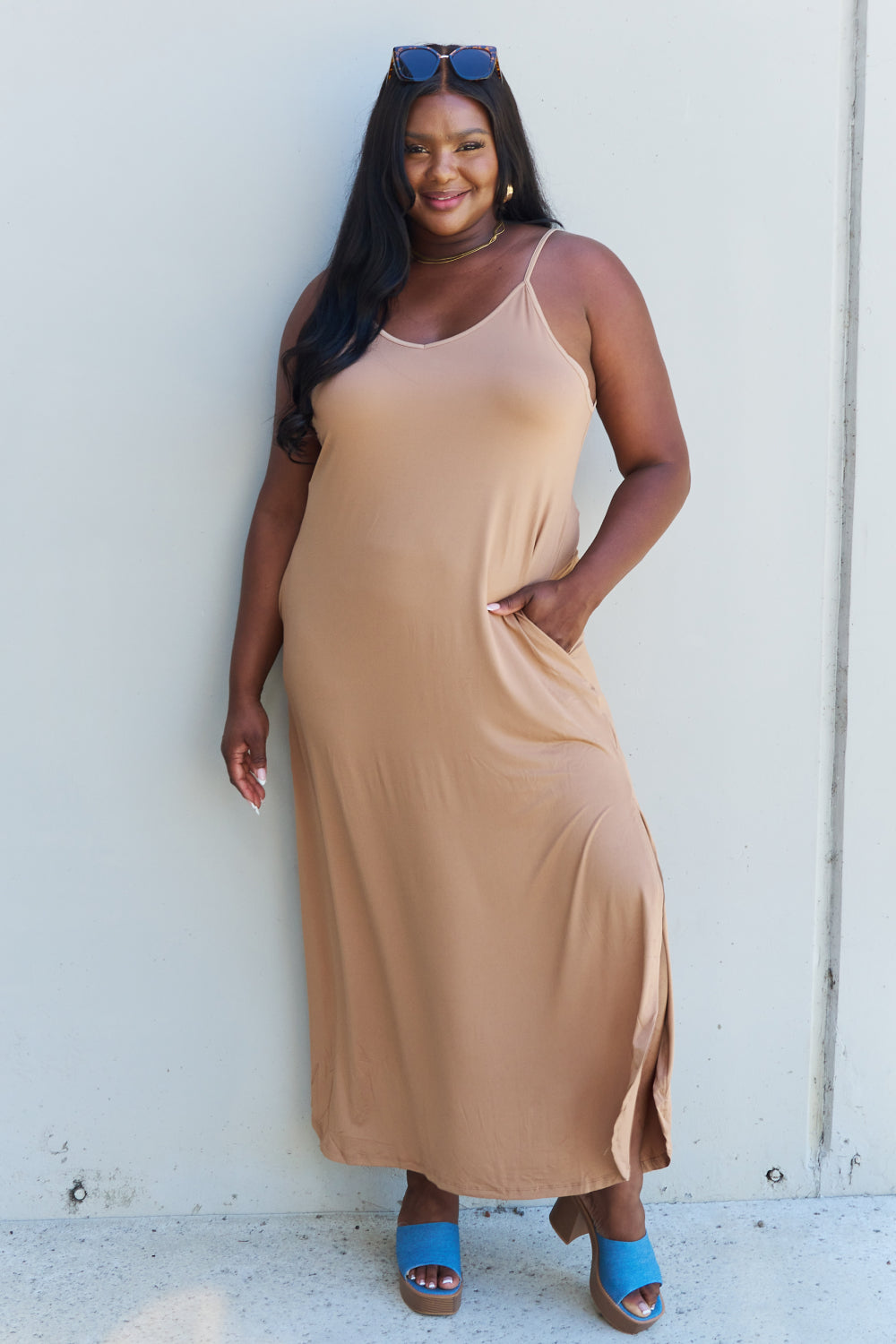 Stilla | Good Energy Full Size Cami Side Slit Maxi Kjole I Camel