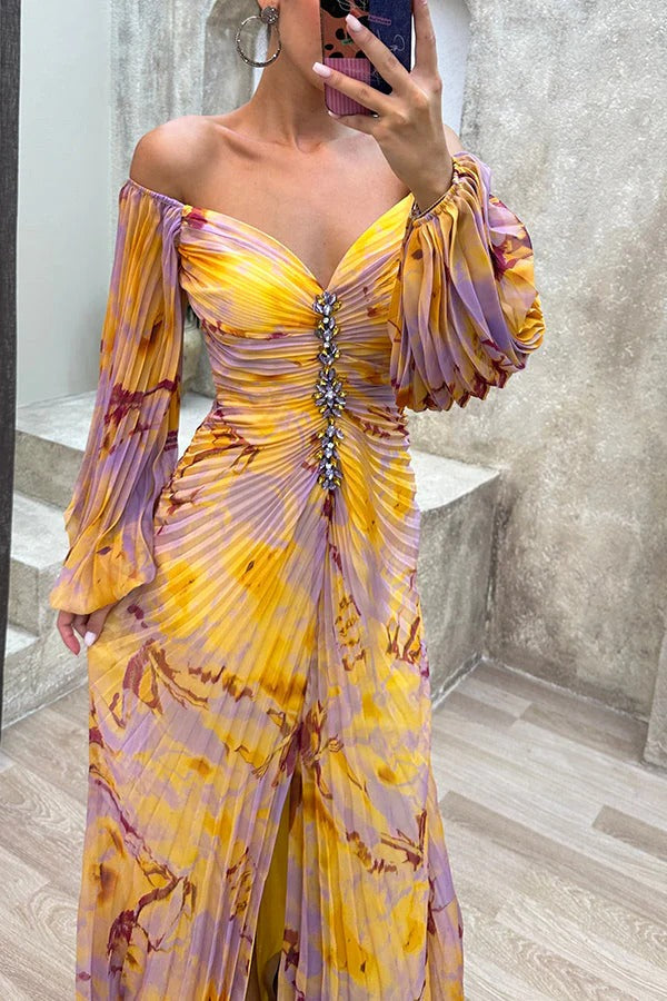 Skovae | Sunset Serenade Trykt Off-Shoulder Maxikjole med Diamantdetaljer og Plisserede Skørter med Slids