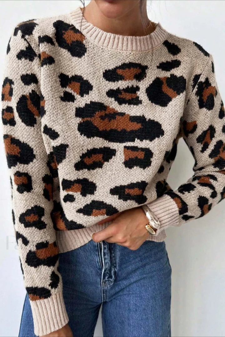 Stilla | Stilfuld Sweater med Farveblokering, Leopardprint, og Rund Halsudskæring