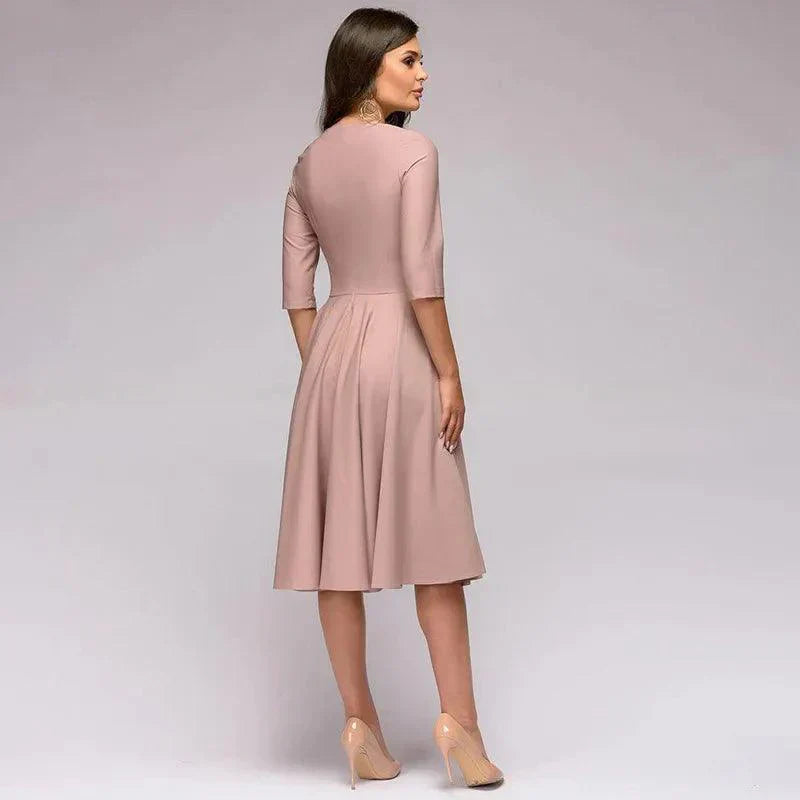 Stilla | Elegant Midi Kjole Med Kvindelig Silhuet