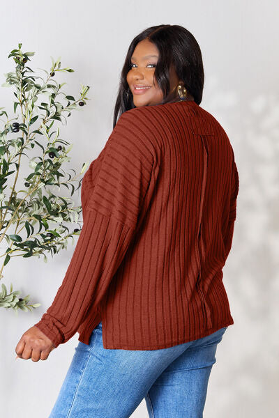 Stilla | Bae Full Size Ribbet Rund Hals Slids Strik Top