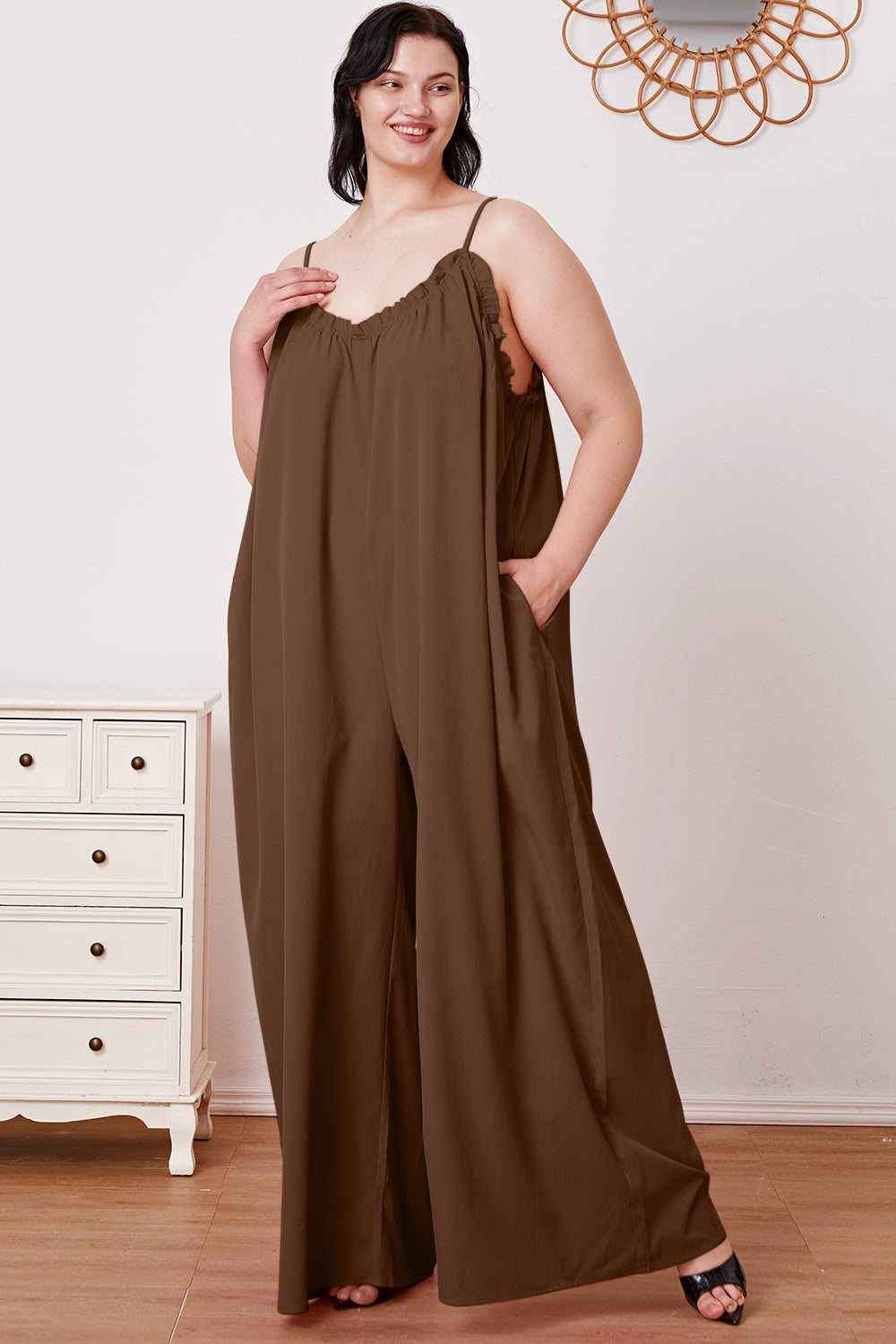 Stilla | Tag Full Size Ruffle Trim Tie Back Cami Jumpsuit Med Lommer