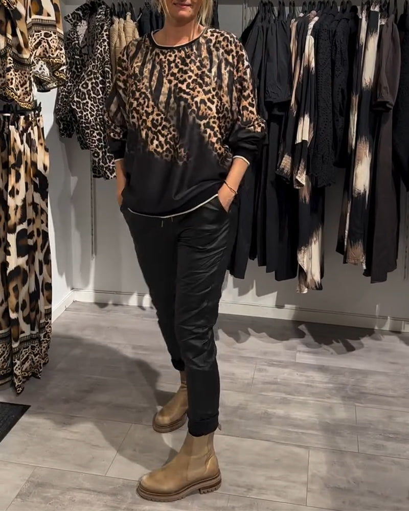 Stilla | Bluse med rund halsudskæring og leopardmønster