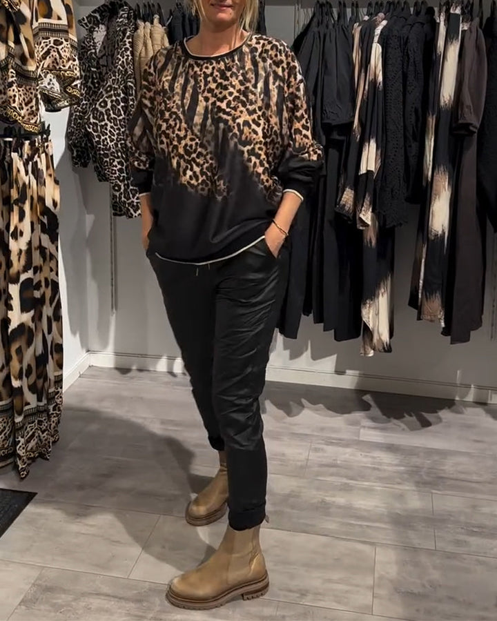 Stilla | Bluse med rund halsudskæring og leopardmønster