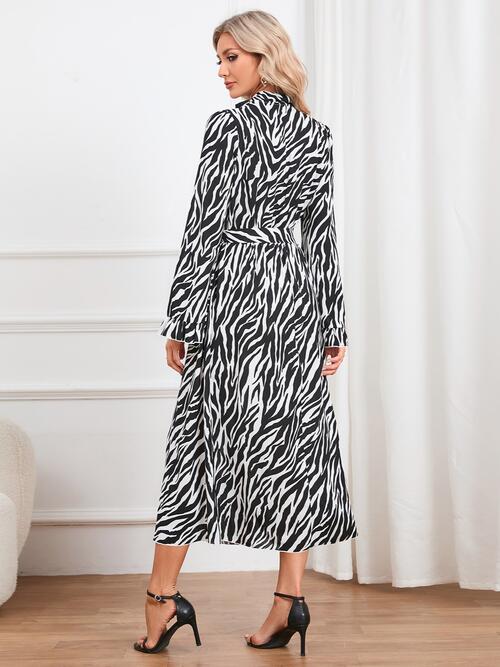 Stilla | Print Bindefront Ruffle Trim Kjole