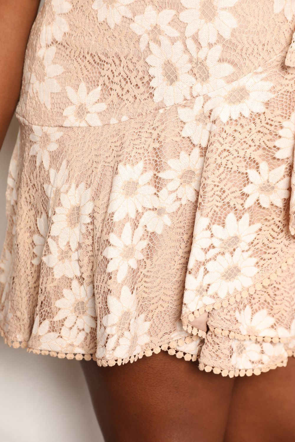 Stilla | Tag Floral Lace Pompom Detalje Bindemiddell-søm Flatterende Ærme Kjole