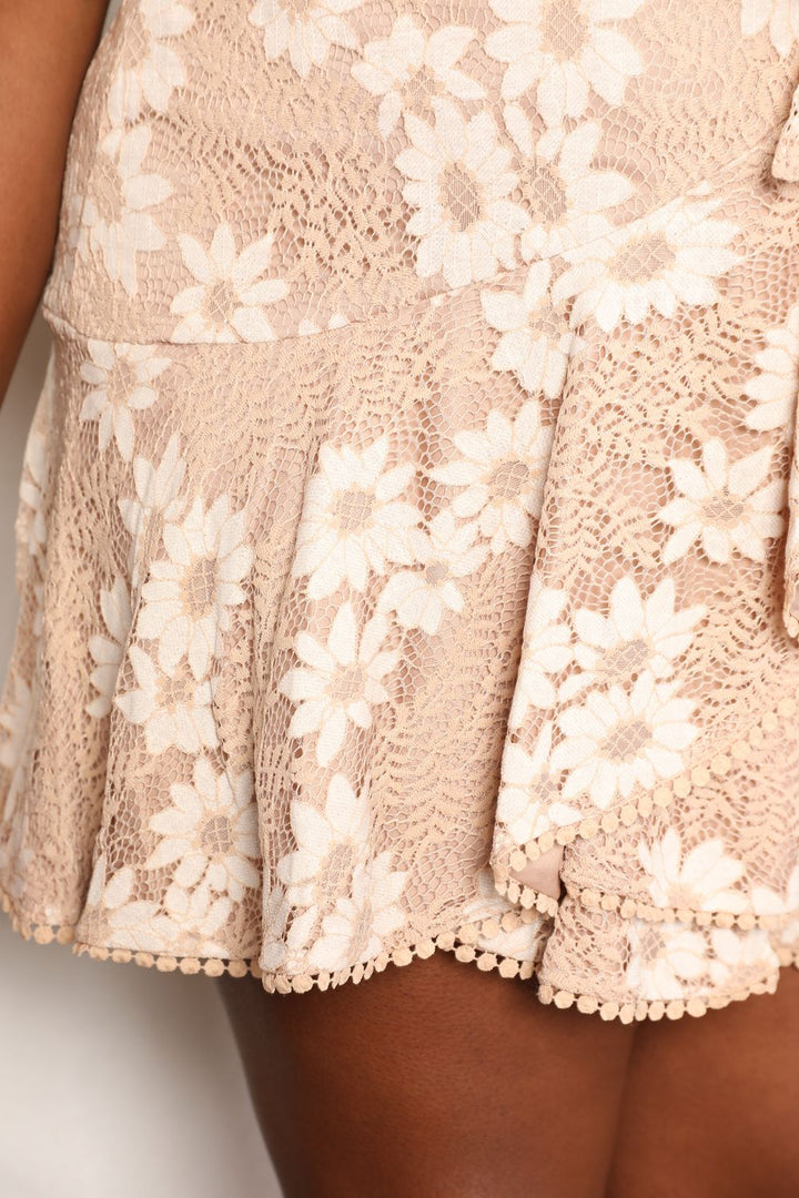 Stilla | Tag Floral Lace Pompom Detalje Bindemiddell-søm Flatterende Ærme Kjole