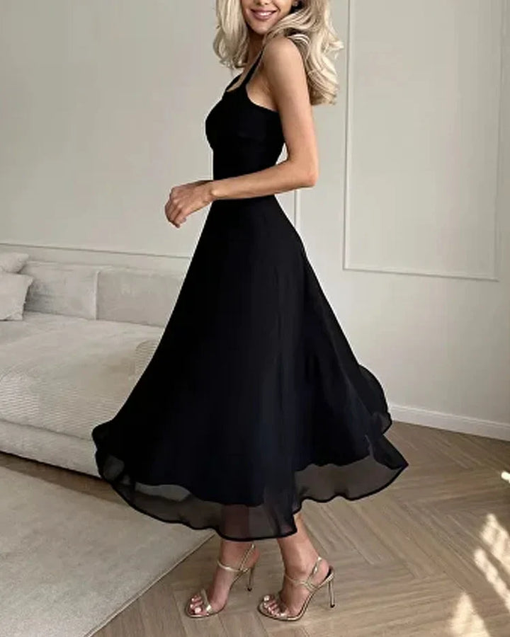 Stilla | Elegante Kjole Af Chiffon Med Firkantet Udsparing Og Ensfarvet
