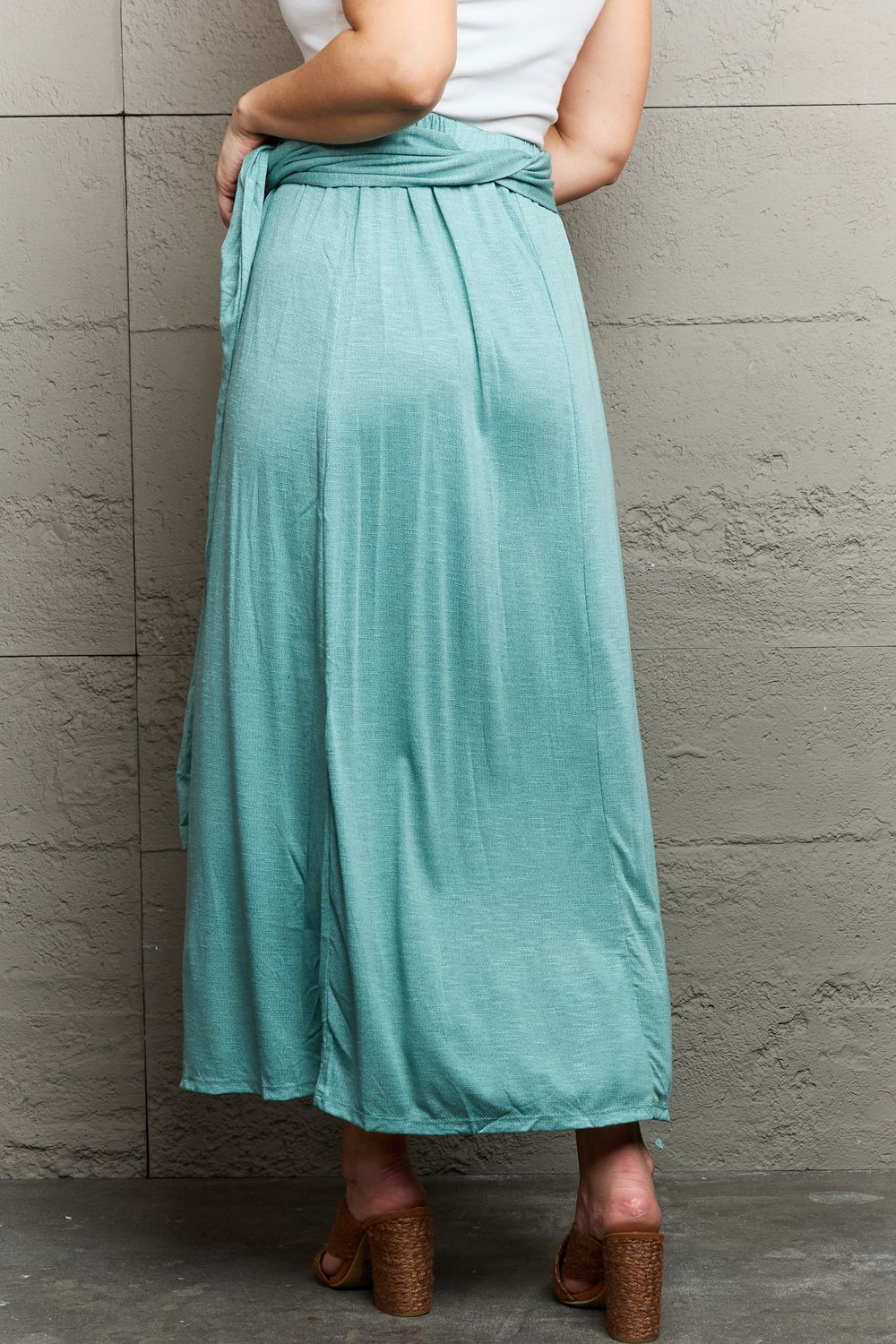 Stilla | Kend Din Værdi Criss Cross Halterneck Maxi Kjole