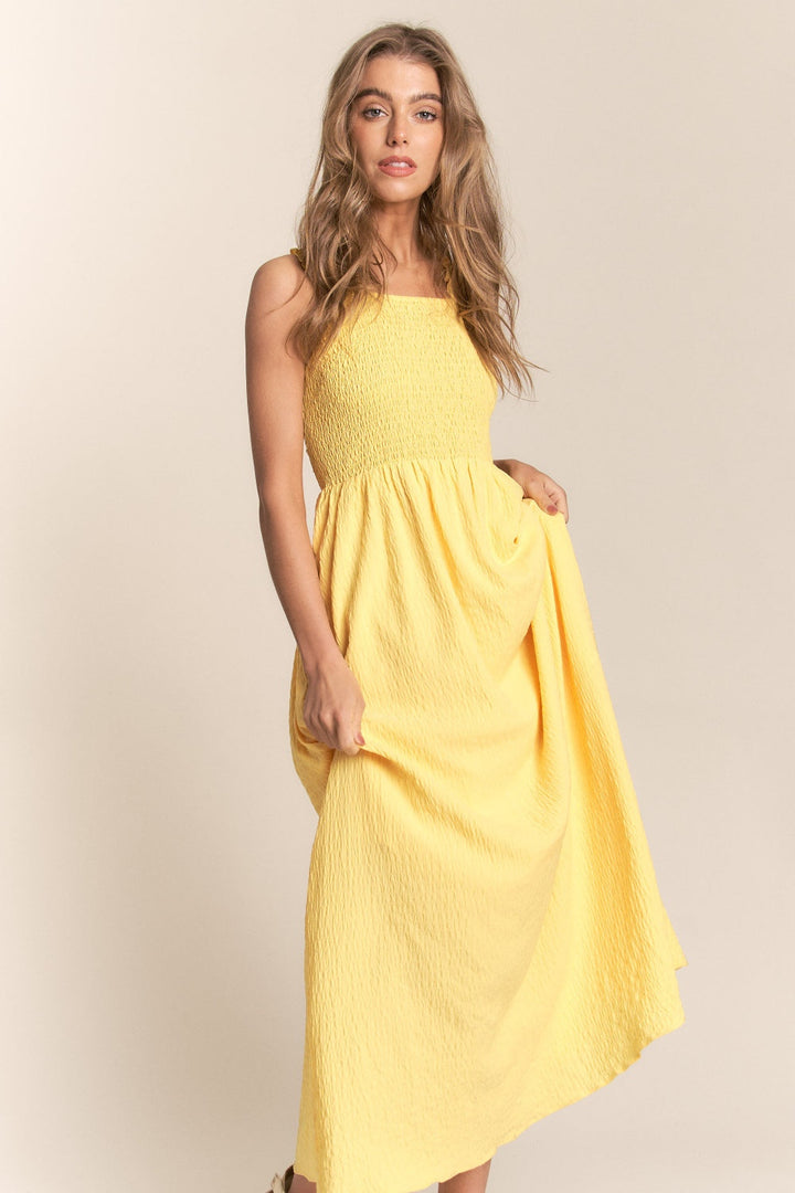 Stilla | Texture Crisscross Bagbindet Smocked Maxi Kjole