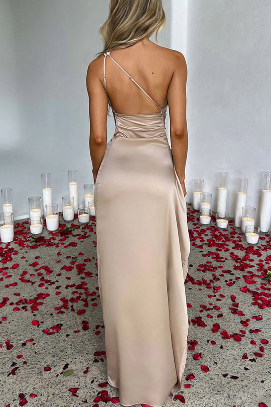 Stilla | Tilpas dig dine kurver Asymmetrisk satin slids med drapering