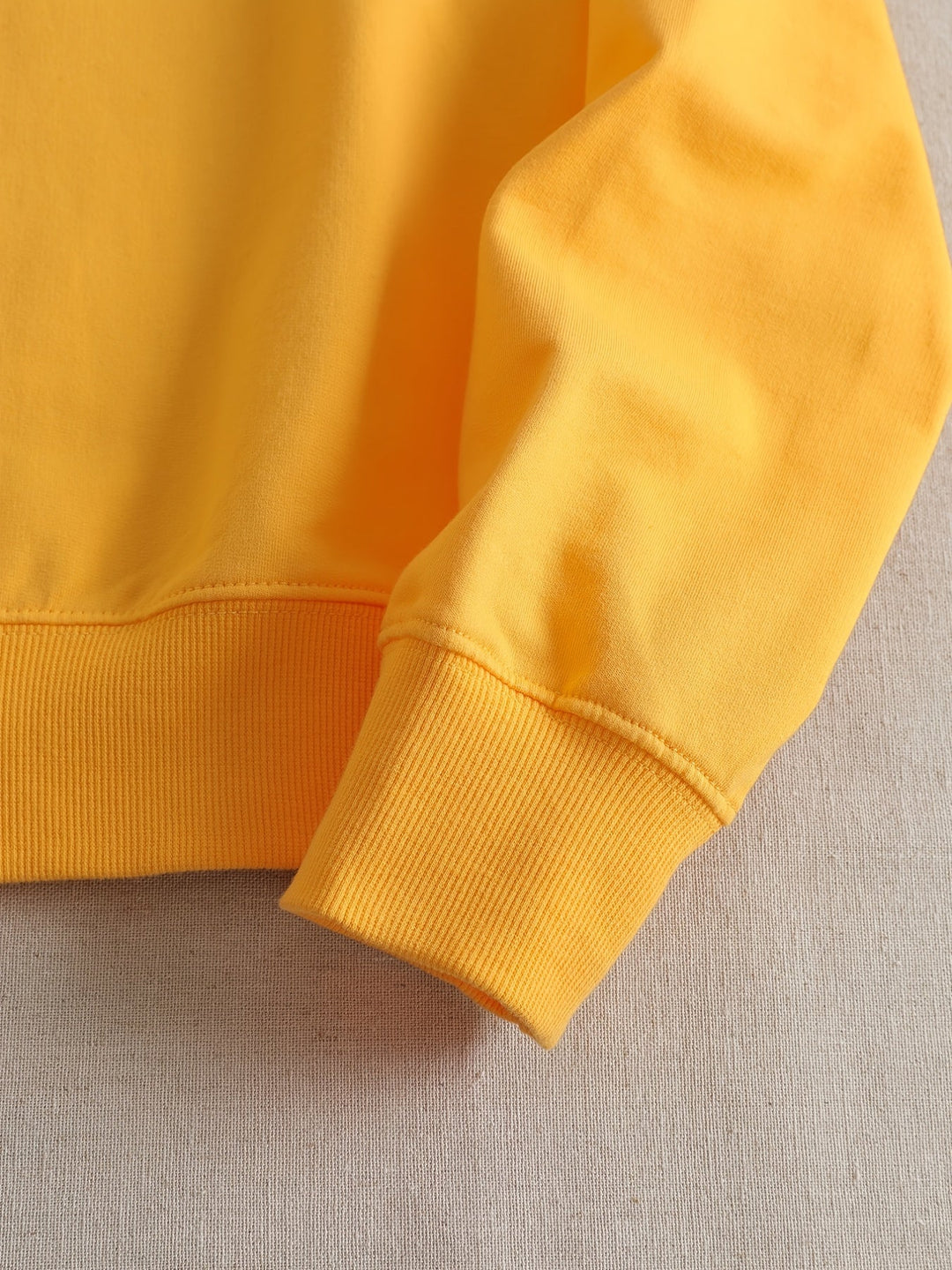 Stilla | Afslappet Gul Sweatshirt med Humoristisk Grafisk Tryk