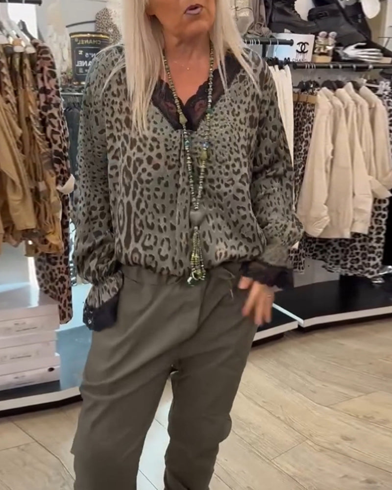 Stilla | Bluse med leopardmønster og V-udskæring samt patchwork-spids
