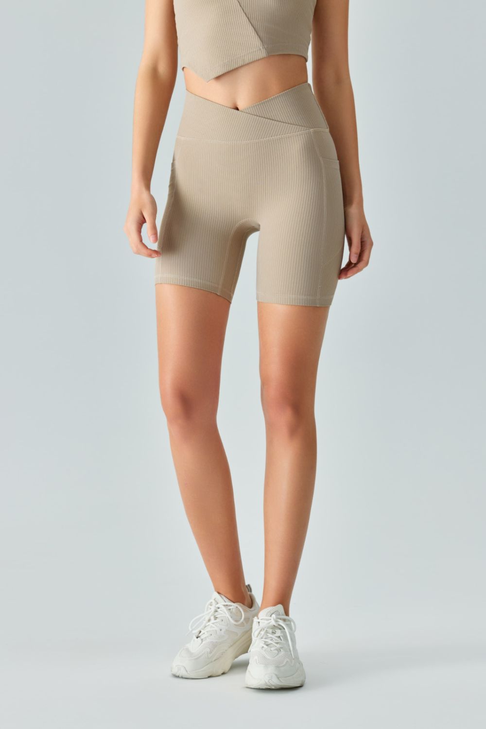 Stilla | Talje Ribbet Sports Biker Shorts med Lommer