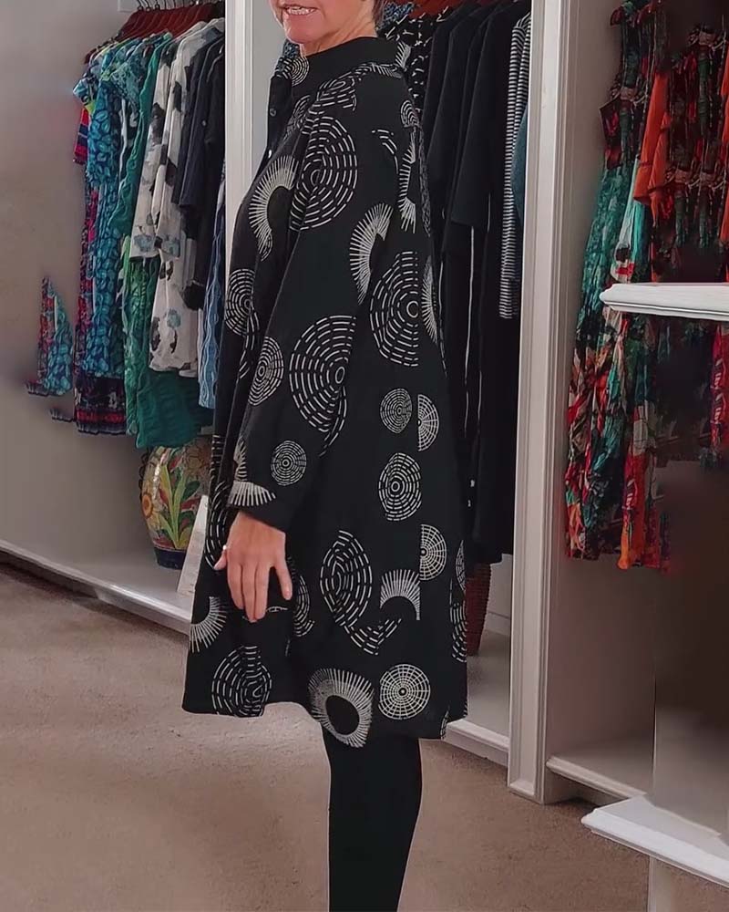 Stilla | Kjole med revers og geometrisk print