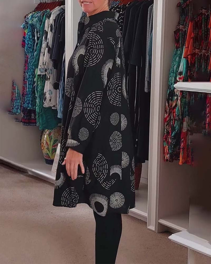 Stilla | Kjole med revers og geometrisk print