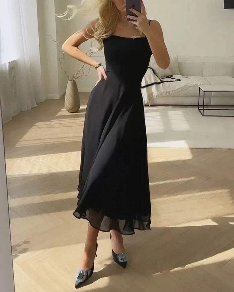 Stilla | Elegante Kjole Af Chiffon Med Firkantet Udsparing Og Ensfarvet