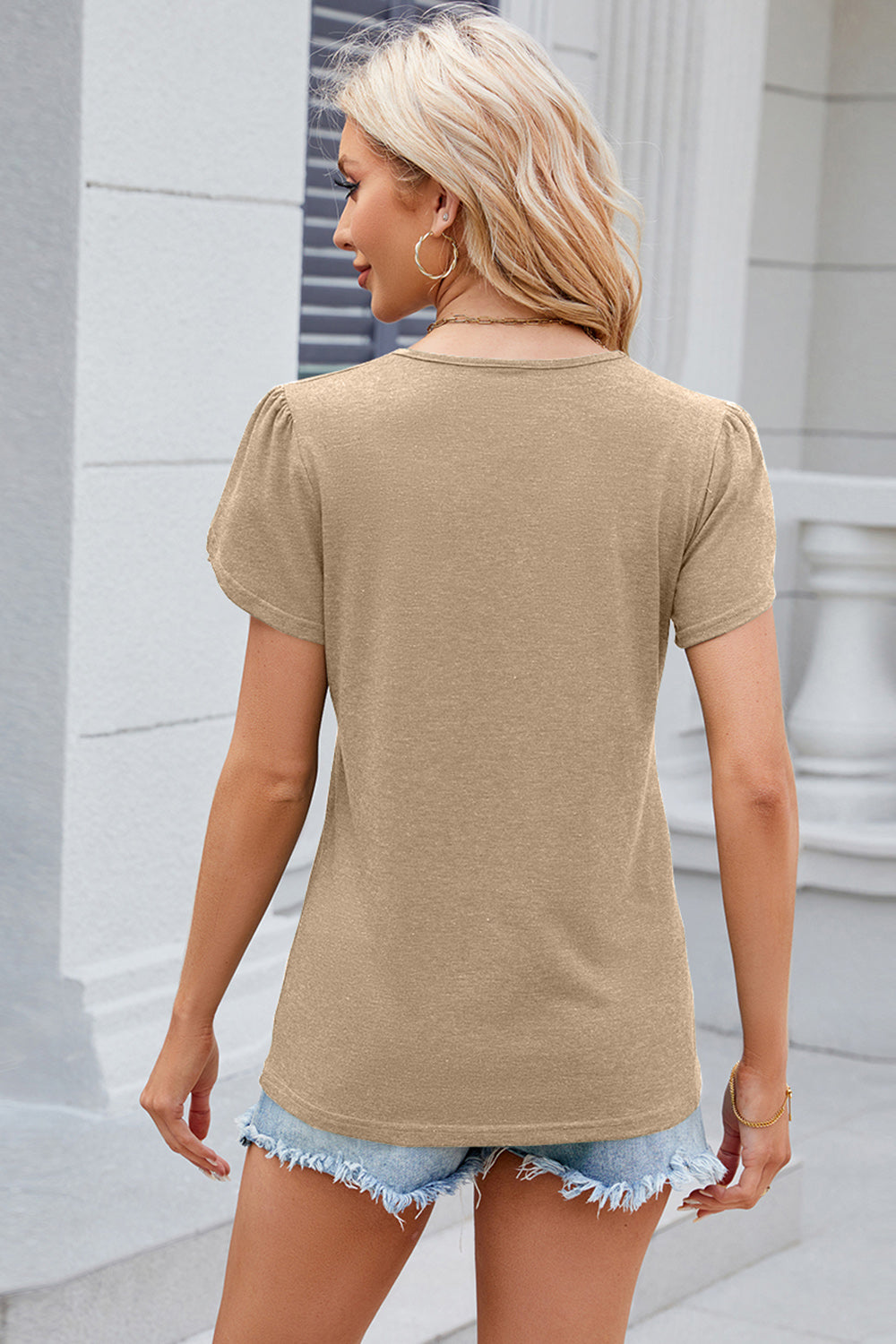 Stilla | V-hals T-shirt med petalærmer