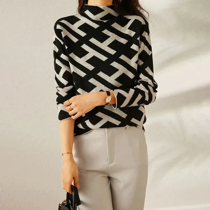 Stilla | Klassisk sweater med monogram rullekrave
