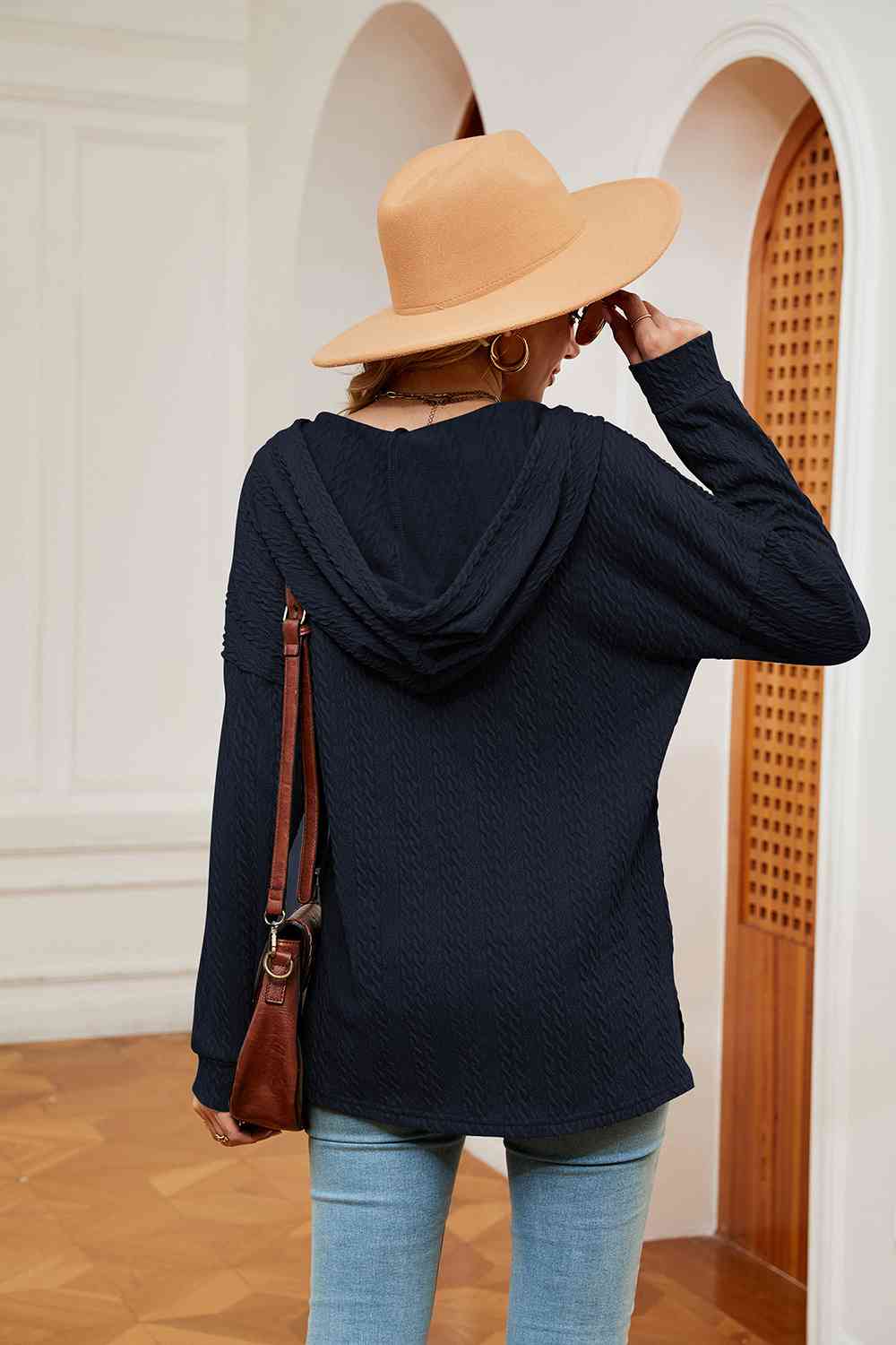 Stilla | Knap Droppet Skulder Hoodie