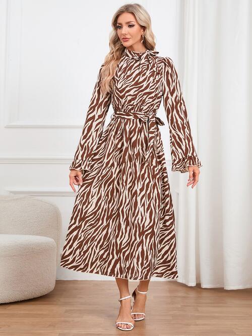 Stilla | Print Bindefront Ruffle Trim Kjole