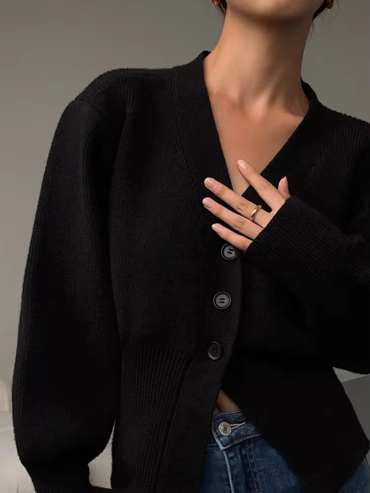 Stilla | Cozy Strikket Cardigan med V-Hals og Knaplukning
