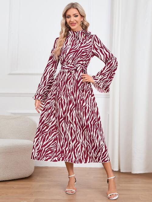 Stilla | Print Bindefront Ruffle Trim Kjole