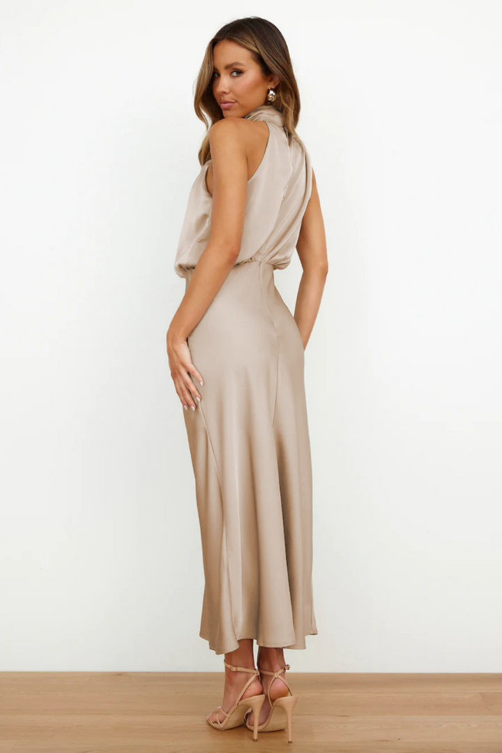 Stilla | Elegant midi kjole med asymmetrisk rund hals