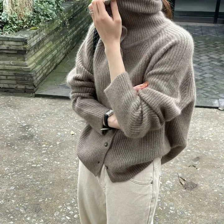 Stilla | Cozy Strikket Turtleneck Sweater med Knapper