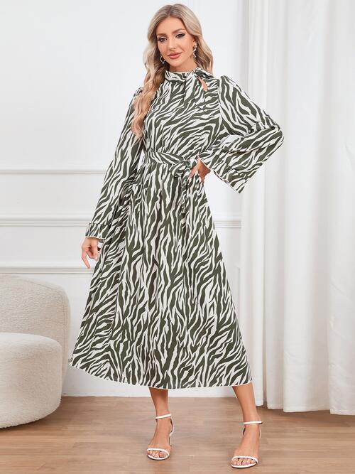 Stilla | Print Bindefront Ruffle Trim Kjole