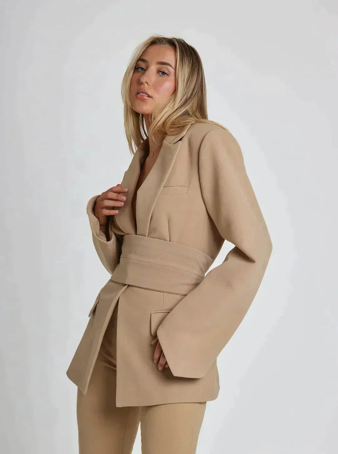 Stilla | Stilfuld blazer med bælte til en elegant silhuet