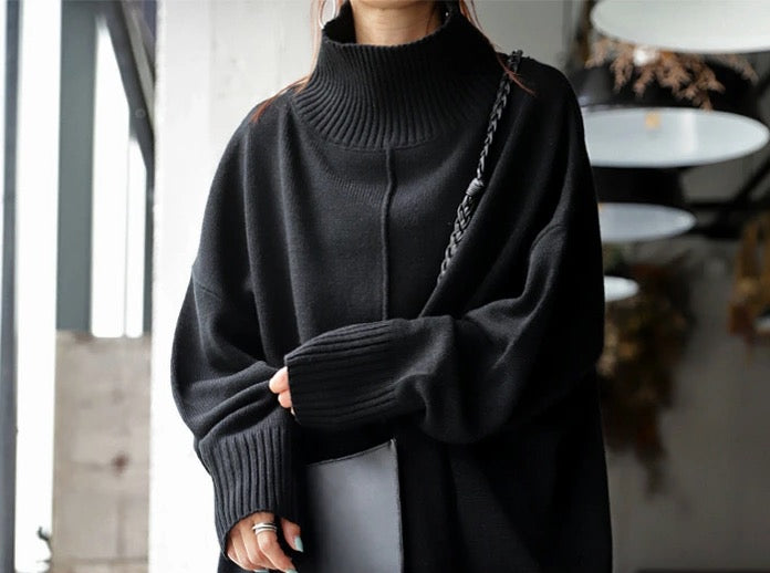 Stilla | Enkel Sort Sweater Med Lange Ærmer og Høj Udsnit