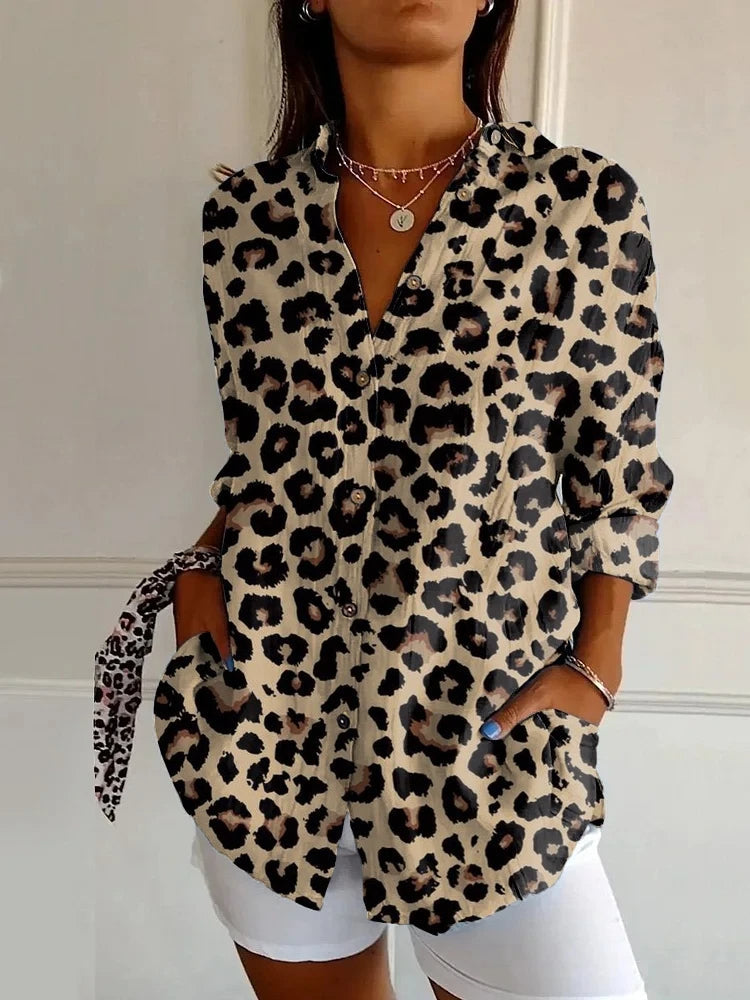 Stilla | Stilfuld Leopard Print Lang Skjorte til Kvinder