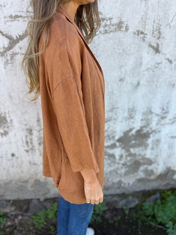 Stilla | Linned cardigan med volanger og 3/4-ærmer