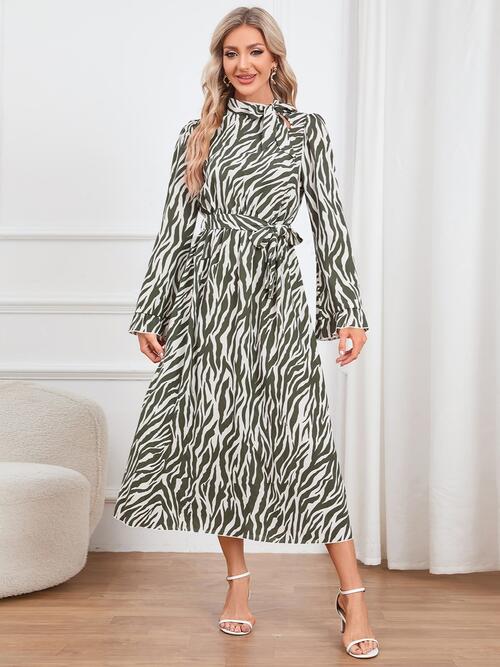 Stilla | Print Bindefront Ruffle Trim Kjole