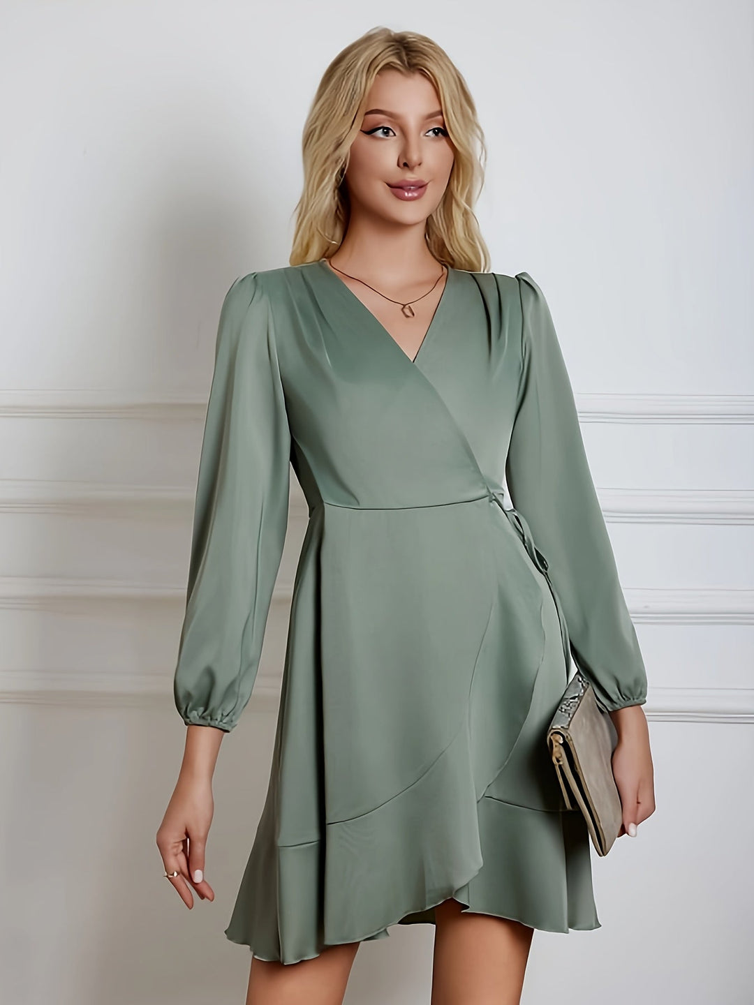 Stilla | Dame Mintgrøn Satin Omslagskjole Lanterneformede Ærmer, Detaljer Med Flæser, Krydsdekolté