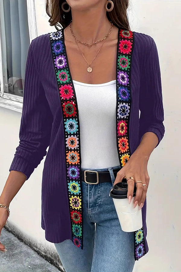 Stilla | Boho Strik Cardigan med Blomsterdetalje og Lange Ærmer