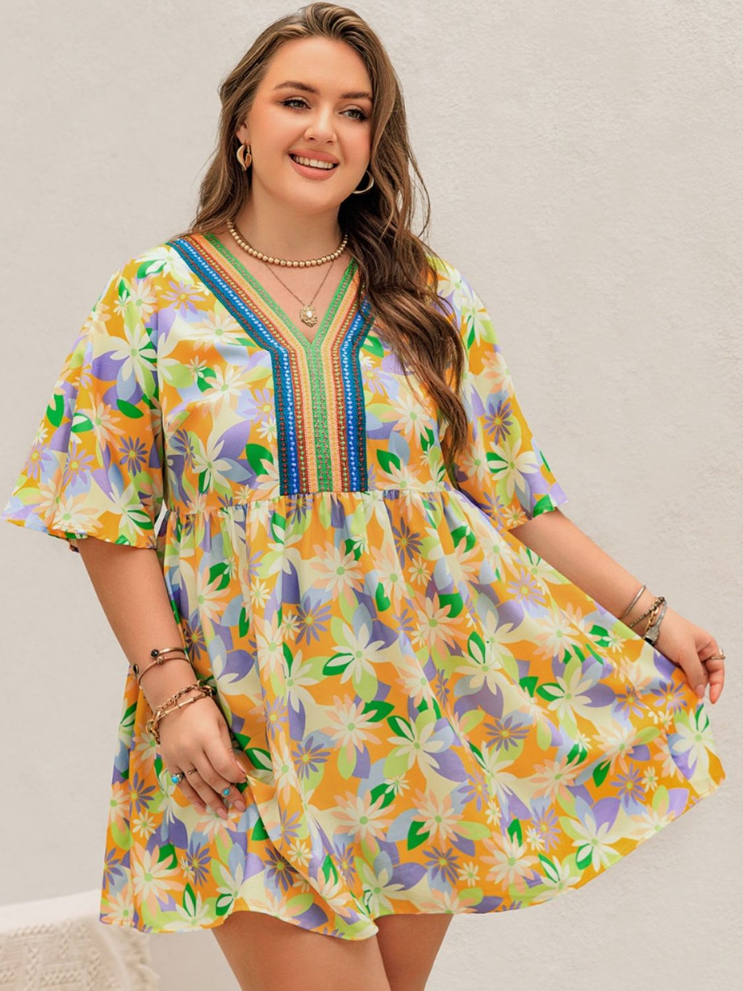 Stilla | Plus Size Trykt V-Hals Halv Ærme Mini Kjole