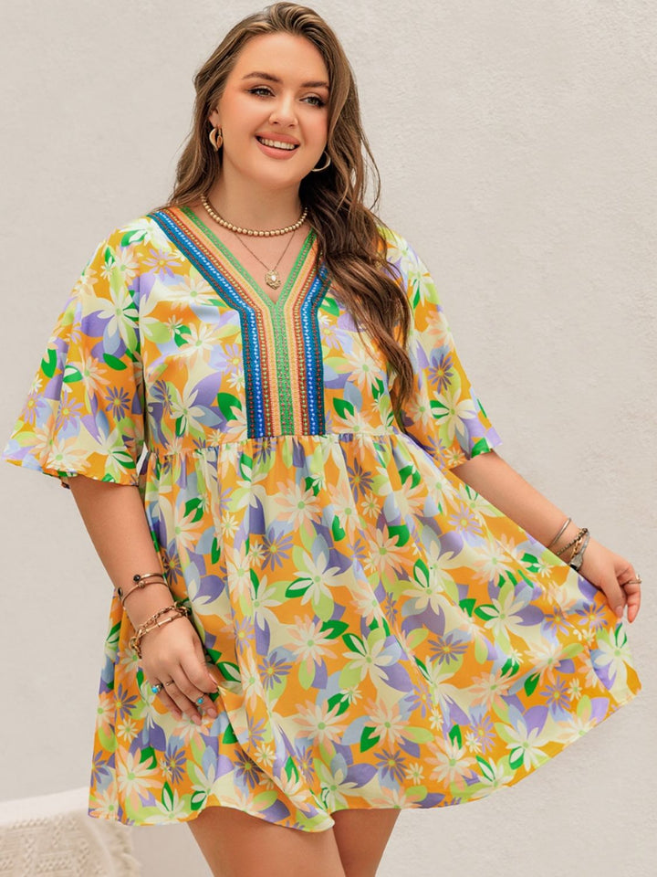Stilla | Plus Size Trykt V-Hals Halv Ærme Mini Kjole