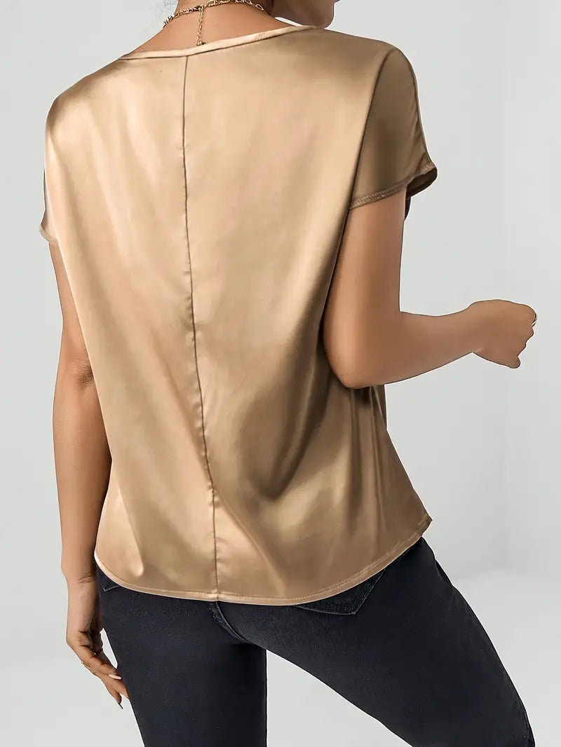 Dame Satin T-shirt med Elegant Vandfald-Udsnit og Enkle Detaljer Skovae