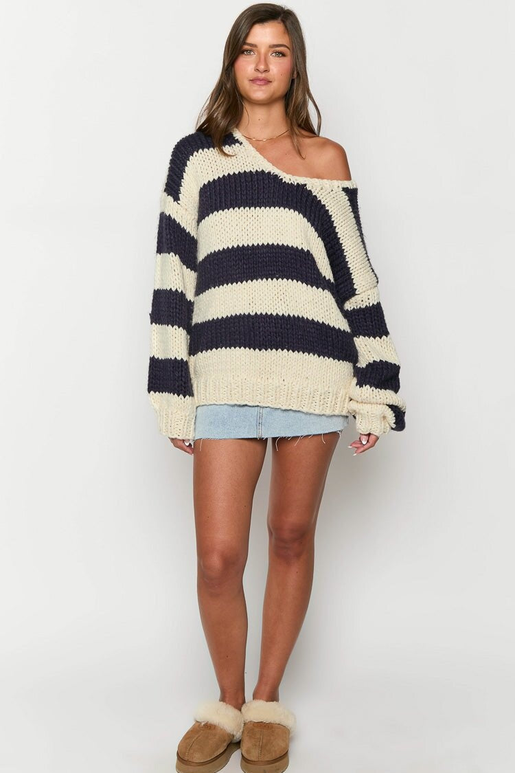 Stilla | Stribet strikpullover med off-shoulder design Lækker efterårsstrikpullover