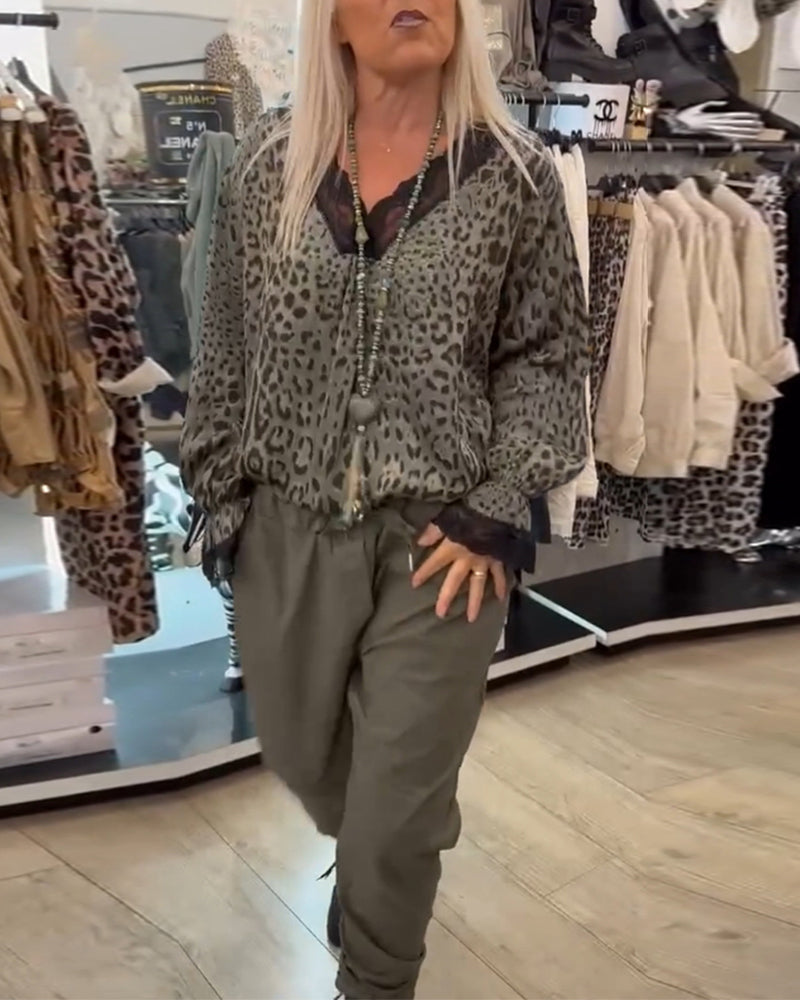 Stilla | Bluse med leopardmønster og V-udskæring samt patchwork-spids