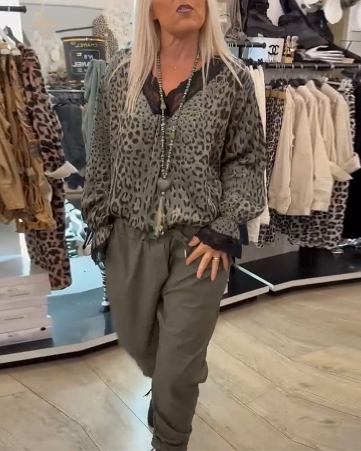 Stilla | Bluse med leopardmønster og V-udskæring samt patchwork-spids