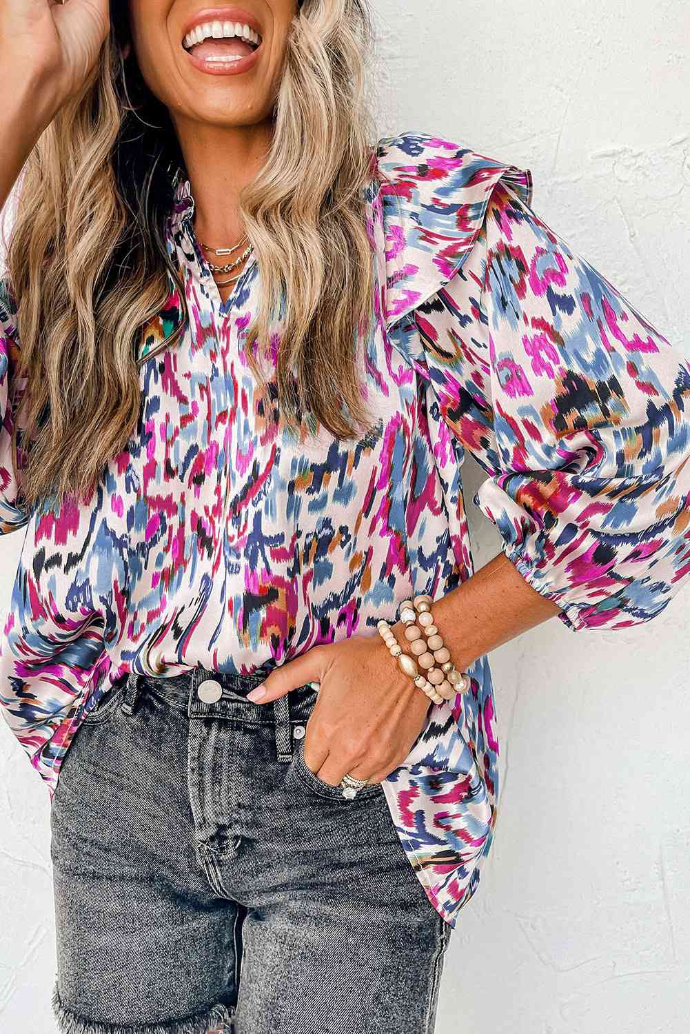 Stilla | Nochted Neck Ruffled Bluse