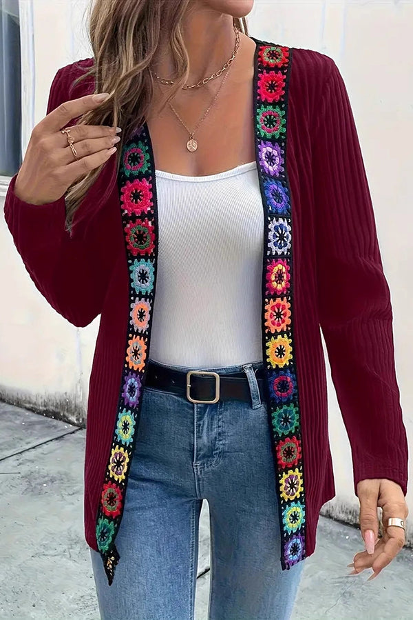 Stilla | Boho Strik Cardigan med Blomsterdetalje og Lange Ærmer