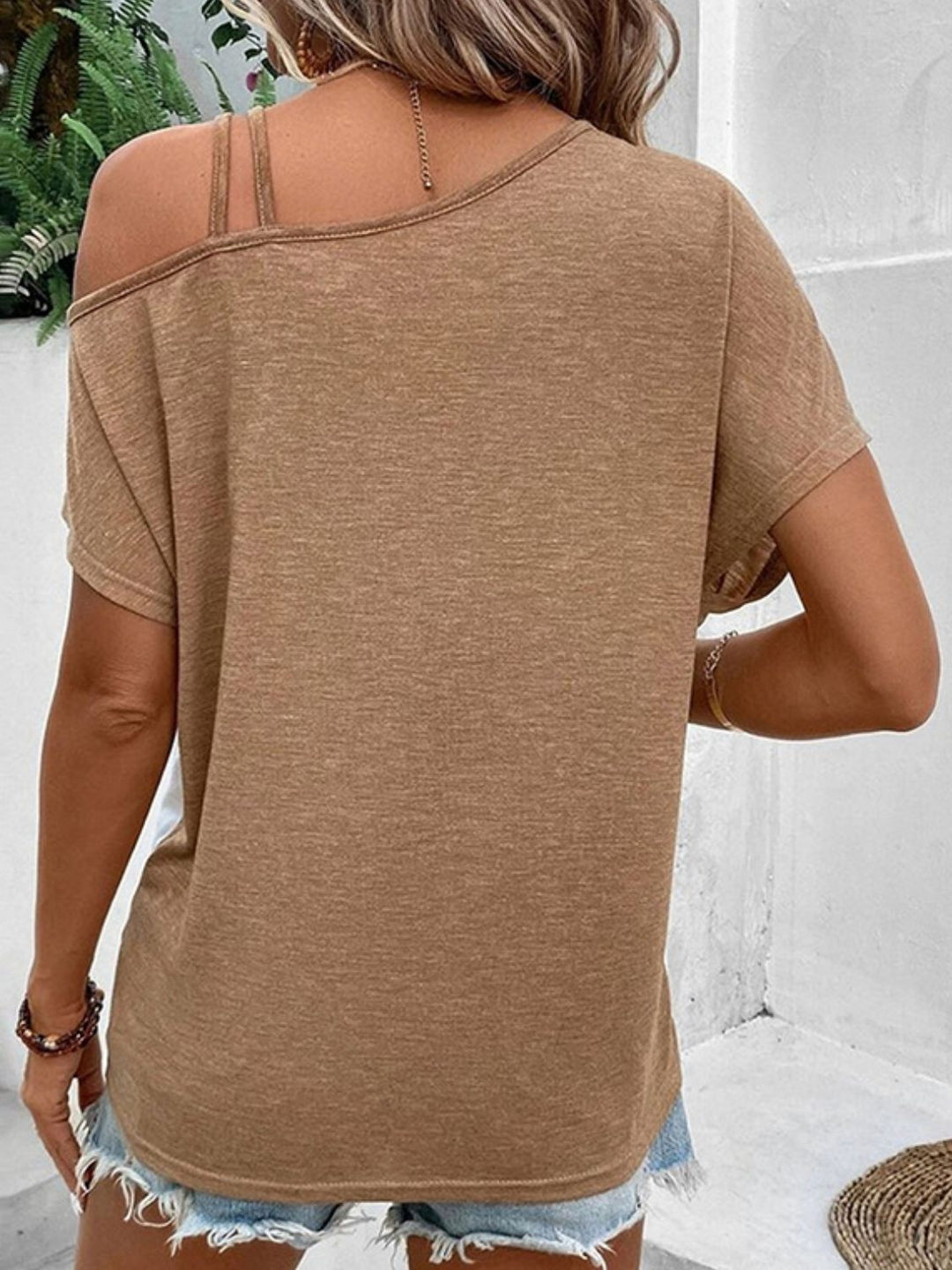 Stilla | Asymmetrisk Hals Kort Ærme T-Shirt