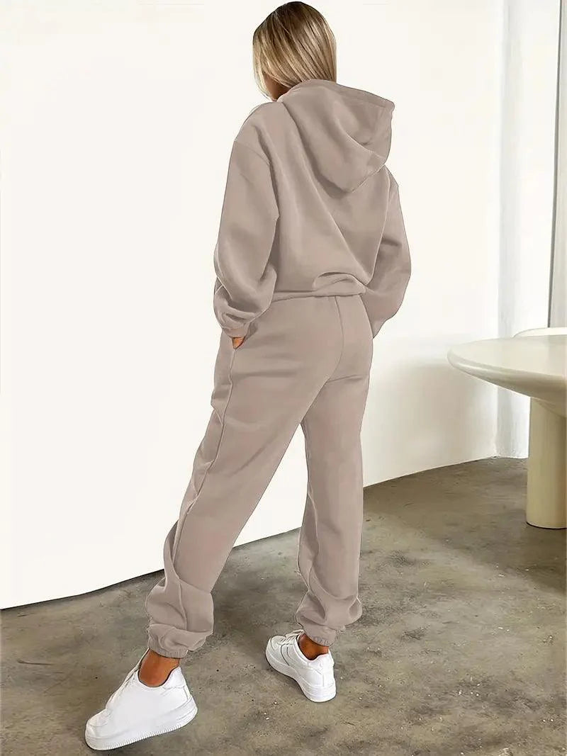 Stilla | Sæt med Hættetrøje og Bukser med Bogstavtryk