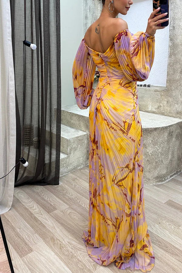 Skovae | Sunset Serenade Trykt Off-Shoulder Maxikjole med Diamantdetaljer og Plisserede Skørter med Slids