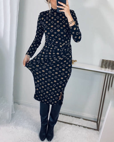 Stilla | Elegant Højhalset Kjole med Geometrisk Print