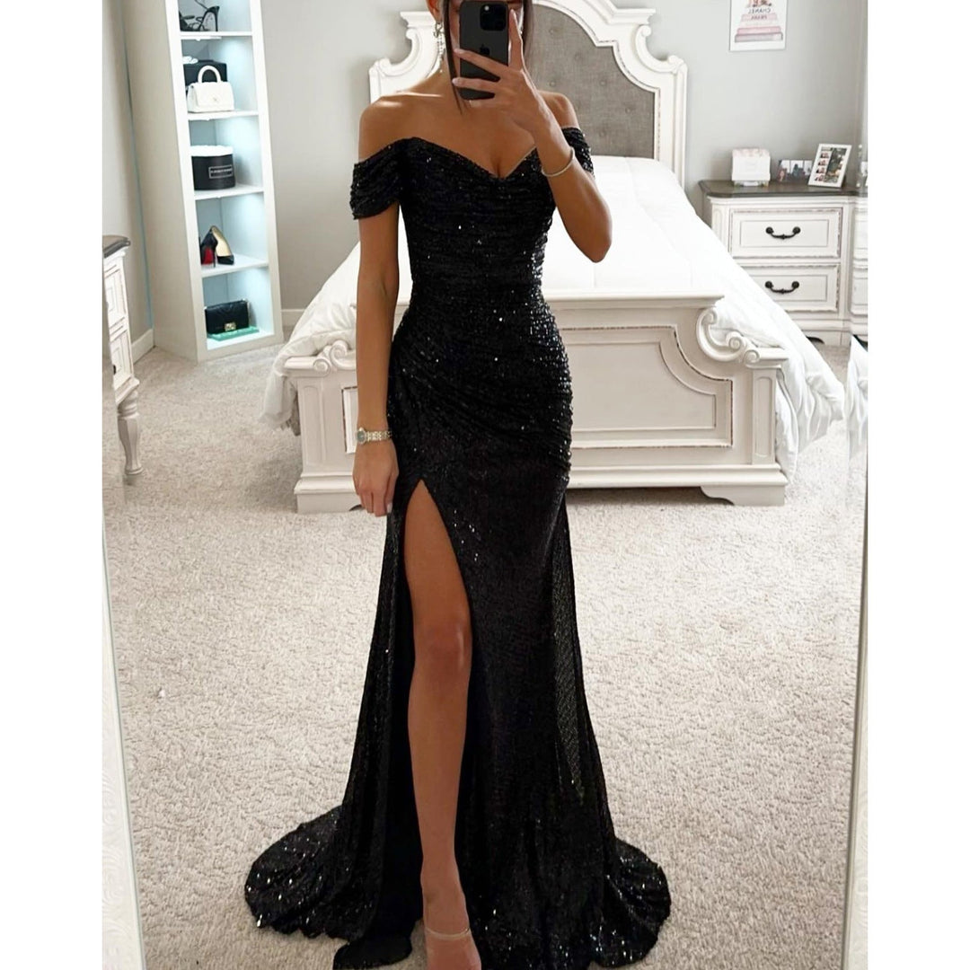 Stilla | Off Shoulder Aftenkjole med Pailletter Elegant Festkjole med Slids og Figurformet Snit til Festlige Anledninger